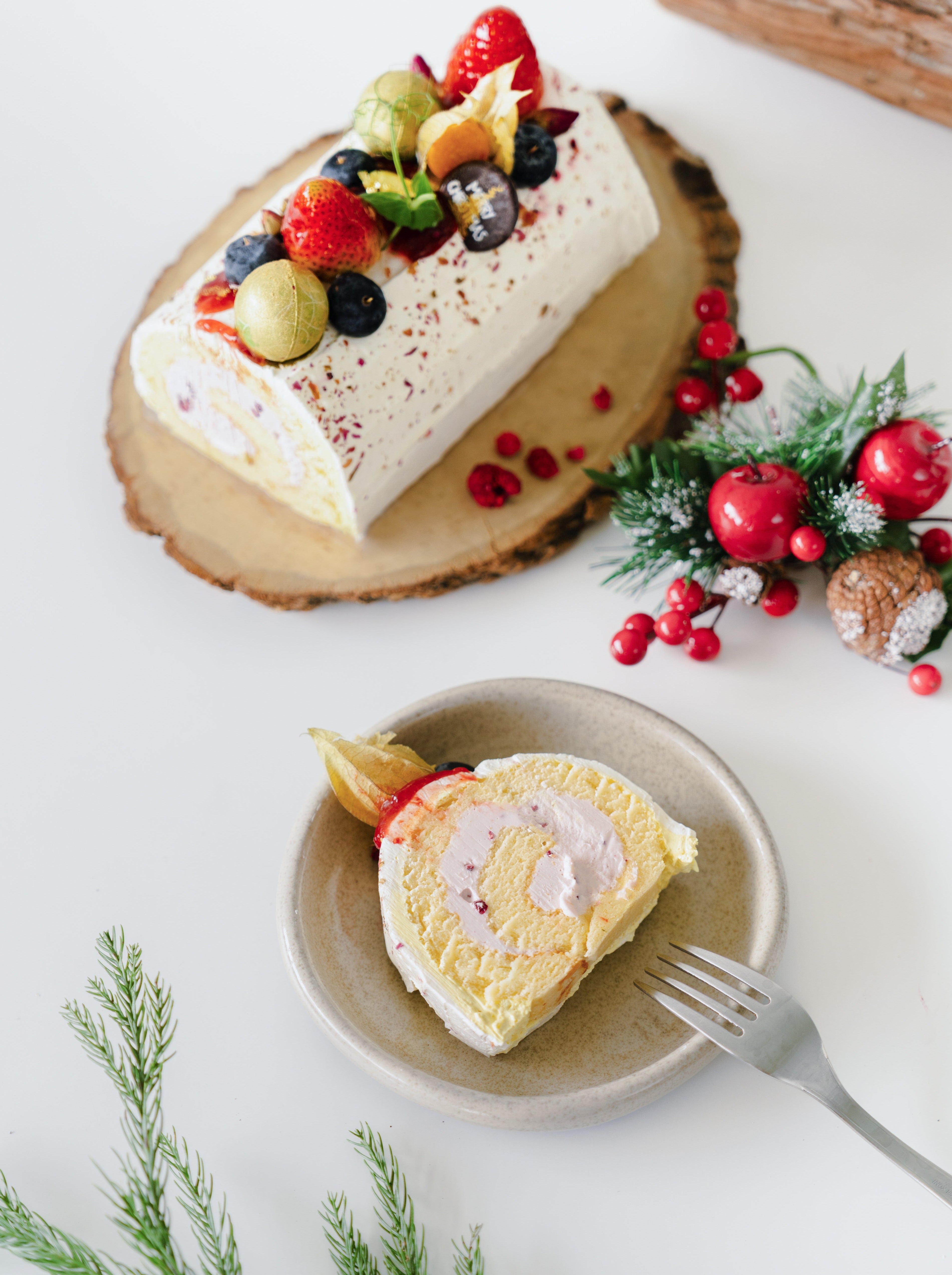 Blissful Berries Log Cake