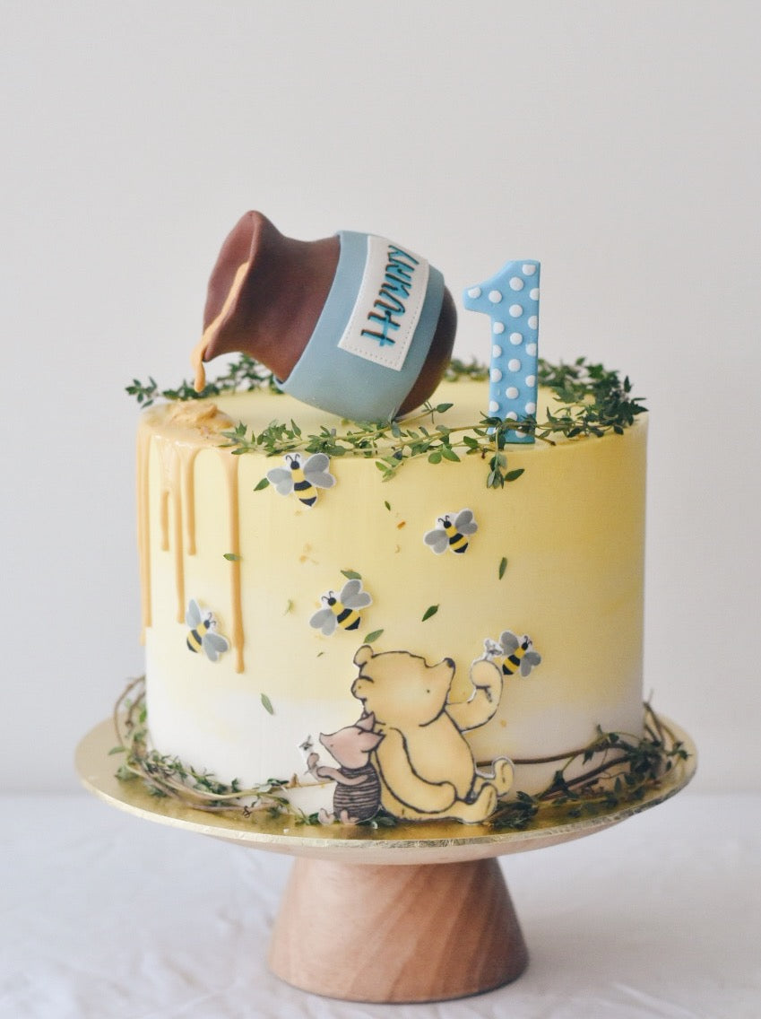 Online One tier Winnie the Pooh Cake | Cakes. Sweets. Dessert Bars- Zee & Elle