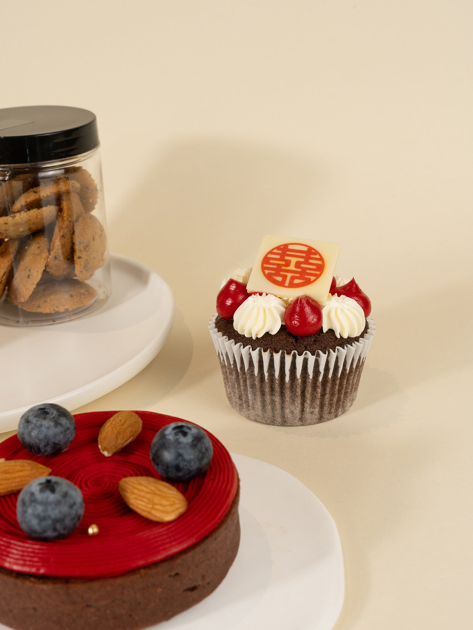 The Guo Da Li Gift Box - Box of 6 (min. 6 boxes) features an inviting selection of assorted sweet treats, making it a perfect choice for celebration desserts and special occasions.