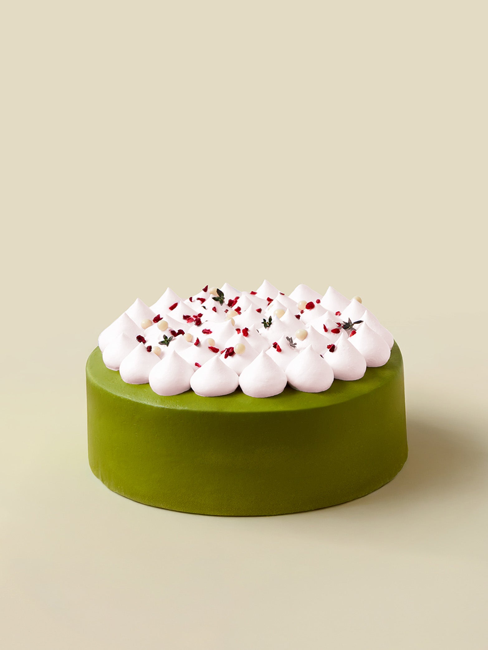 The fieldnotes Uji Matcha Strawberry is a round, tart-like matcha sponge cake, birthday cake-style, with cream and strawberries on top.