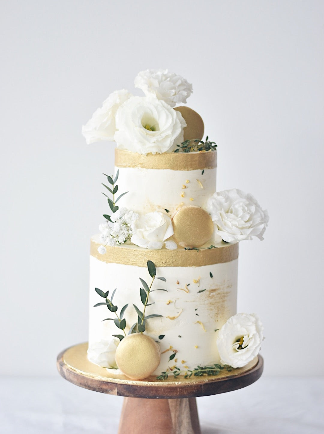 White and gold cake with flowers - zeeandelle